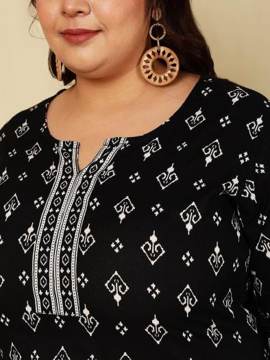 Preview: Detail view of the black and white tunic - round neckline with a small slit and a subtle border.